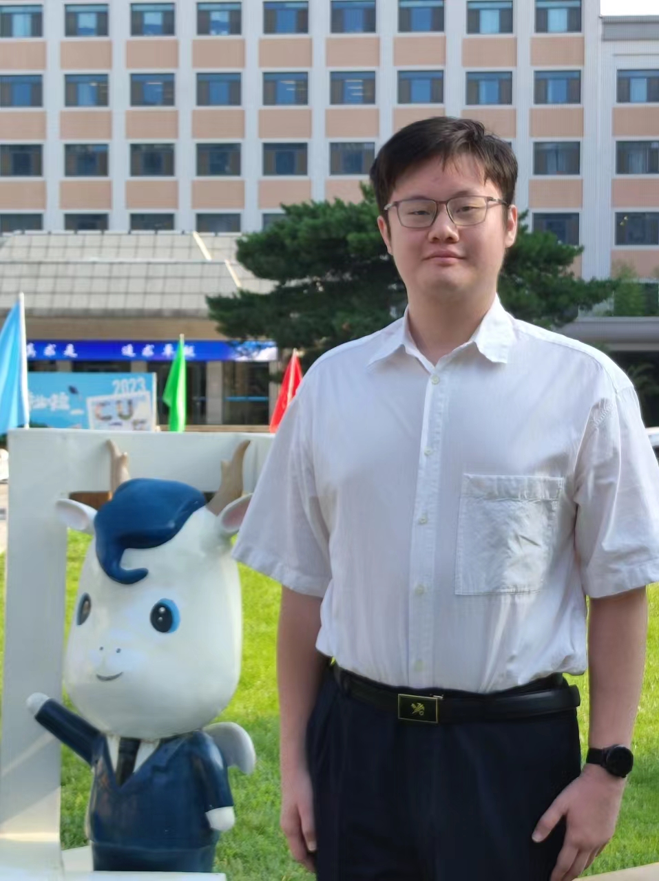 学院办公室科员 朱江